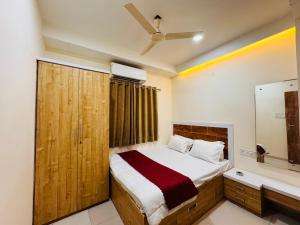 印多尔Home Escape 1BHK Apartment Near Bombay Hospital的一间卧室配有一张大床和镜子