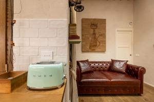 锡耶纳Al 24 Rosso的带沙发和搅拌机的客厅