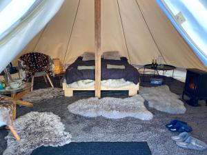 ÄhijärveKarula Stay Romantic and Luxurious Glämping in Karula National Park的帐篷内一间卧室,配有一张床
