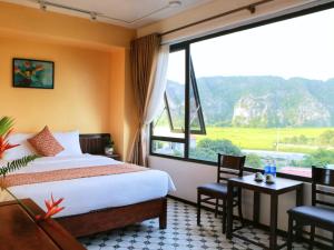 宁平Tam Coc Lion Kings Hotel & Resort的酒店客房设有一张床和一个大窗户
