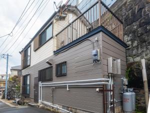 长崎一棟貸しの民泊いとんちゅ的建筑的一侧有楼梯