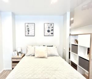 纳尔瓦Modern Charming Studio Narva Center的白色的卧室设有一张大床和白色的墙壁