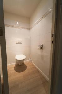 布永全景酒店的一间带卫生间和淋浴的浴室