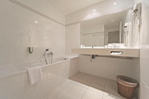布永全景酒店的白色的浴室设有浴缸和水槽。