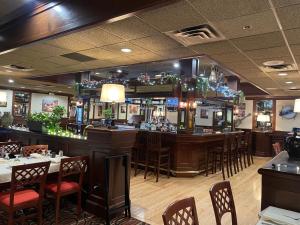 锡康克锡康克/普罗维登斯区华美达酒店的餐厅设有酒吧和桌椅