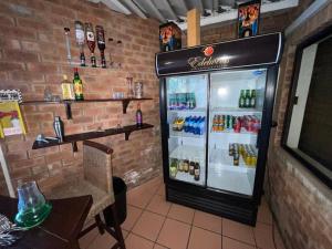 比勒陀利亚Edelweiss Corporate Guest House的餐厅的饮料冰箱