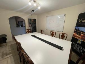 比勒陀利亚Edelweiss Corporate Guest House的一间会议室,配有白色的桌子和椅子