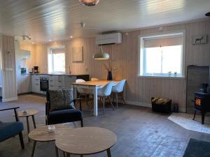 孙讷Adventure Guesthouse Sweden in rural area Sunne的厨房以及带桌椅的用餐室。