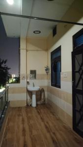 AyodhyaHappy family homestay的客房内的盥洗盆浴室