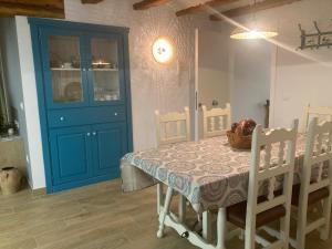 阿尔巴拉辛Casa Román的一间设有桌子和蓝色门的用餐室