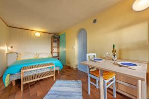 普洛默迪耶尔恩Studio vue sur mer的卧室配有一张床和一张桌子及椅子
