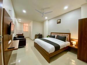 诺伊达Umen Hotels Sector 104, Noida的一间卧室配有一张大床和一张沙发