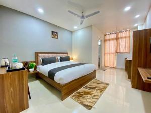 诺伊达Umen Hotels Sector 104, Noida的一间卧室,卧室内配有一张大床