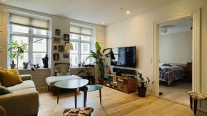 哥本哈根ApartmentInCopenhagen Apartment 1580的客厅配有沙发和桌子