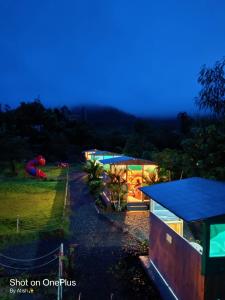 罗纳瓦拉Tara's Hill Resort的享有带游乐场的建筑的景致