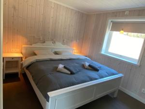 孙讷Adventure Guesthouse Sweden in rural area Sunne的一间卧室配有一张床,上面有两条毛巾