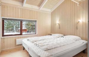 菲耶里茨莱乌Nice Home In Fjerritslev With Sauna的窗户客房内的一张大白色床