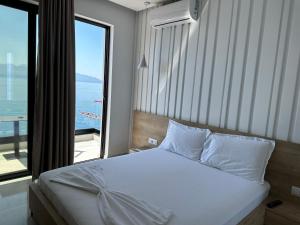 萨兰达Villa Xhefri 2的一间卧室设有一张床,享有海景