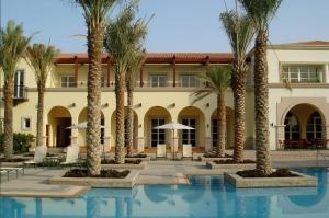 迪拜Frank Porter - Al Badia 2的棕榈树和游泳池度假村