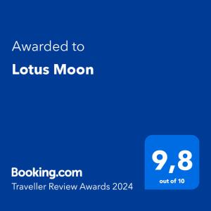 夏洛特顿Lotus Moon的蓝电话屏幕,文字被授予狮子月亮