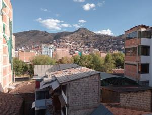 库斯科Posada de Mama的享有以山脉为背景的城市美景