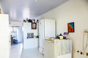 马拉卡贾Casa em Maracajaú的厨房配有白色橱柜和冰箱。