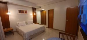 马瑙斯Cobertura Presidencial Tropical Hotel的一间小卧室,卧室内配有一张床铺