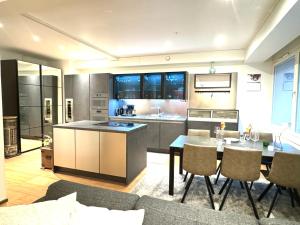 图尔库Turku Central Luxury Modern Cozy Flat 69m2的厨房以及带桌椅的起居室。