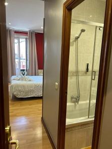 马德里Hostal New Dream Madrid的带淋浴的浴室和1间带1张床的卧室