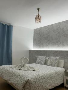 马德里Hostal New Dream Madrid的一间卧室配有一张带心枕的床