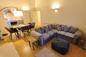 南特威奇Cosy Central Modern Apartment的带沙发的客厅和用餐室