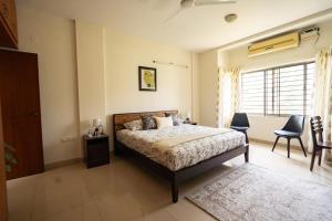 班加罗尔Luho 306的一间卧室设有一张床和一个窗口