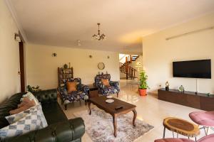 班加罗尔Luho 306的客厅配有家具和平面电视。