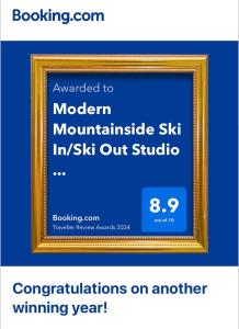 蓝山Modern Mountainside Ski In/Ski Out Studio at Blue的蓝色背景上的金色画框图
