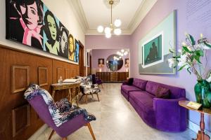 墨西哥城Pug Seal Polanco Anatole France的客厅配有紫色家具和紫色沙发