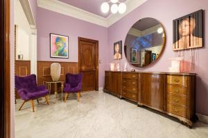 墨西哥城Pug Seal Polanco Anatole France的更衣室配有紫色椅子和镜子
