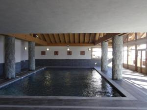 维拉尔叙尔多龙Appartement Villard-sur-Doron, 4 pièces, 7 personnes - FR-1-594-53的一座带柱子的游泳池
