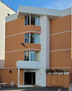 圣多明各Aparta Hotel Drake Piantini的一座橙色和白色的建筑