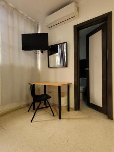 圣多明各Aparta Hotel Drake Piantini的一张桌子、椅子和镜子