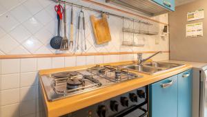 ElmasWelcomely - Villino Octagon的厨房配有炉灶和水槽