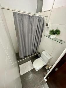 皮门特尔Hospedaje Casa Bonita Frente al Mar的浴室配有带浴帘的卫生间