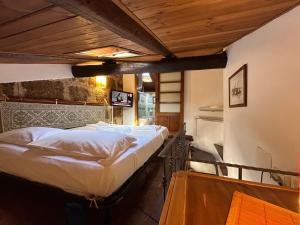 阿尔盖罗埃古亚酒店的一间卧室,卧室内配有一张大床