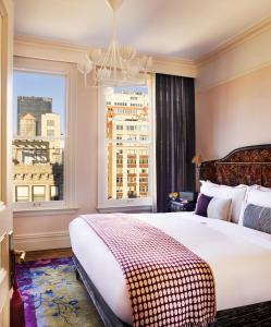纽约The Hotel Chelsea的酒店客房设有床和窗户。