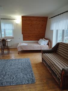 斯拉夫西克科洛德瑞兹弗山林小屋的客厅配有床和沙发