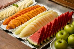 贝洛奥里藏特Quality Hotel Pampulha & Convention Center的托盘,托盘里装满了不同种类的水果和蔬菜