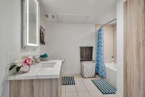 洛杉矶13 Luxury apartment的白色的浴室设有水槽和淋浴。