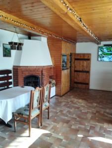 斯拉夫西克科洛德瑞兹弗山林小屋的一间带壁炉和桌椅的用餐室