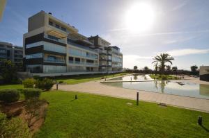 卡内拉岛Ocean Home EXCELLENT & SOLMARES的公园内一座带游泳池的建筑