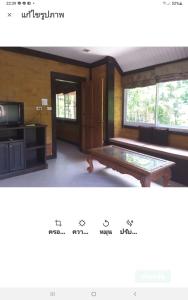 拉迈Wilai Villa Lamai的一间带长凳和电视的客厅
