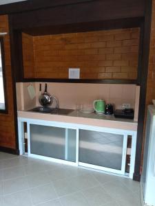 拉迈Wilai Villa Lamai的小型厨房配有柜台和水槽